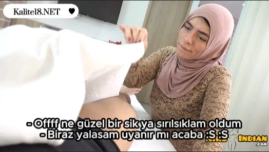 Azgın türbanlı güzel üvey abisinin sikini gizlice yalarken yakalanıyor
