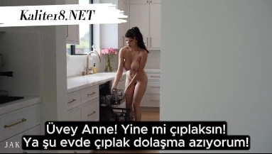 Evde çıplak gezen üvey anne fantezisi sikiş pornosu