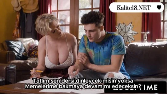 Üvey annesinin memelerine bakmaktan dersine odaklanamıyor