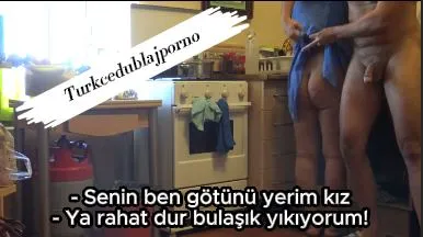 Mutfağı temizleyen türk üvey annesine arkadan yapıştırıyor